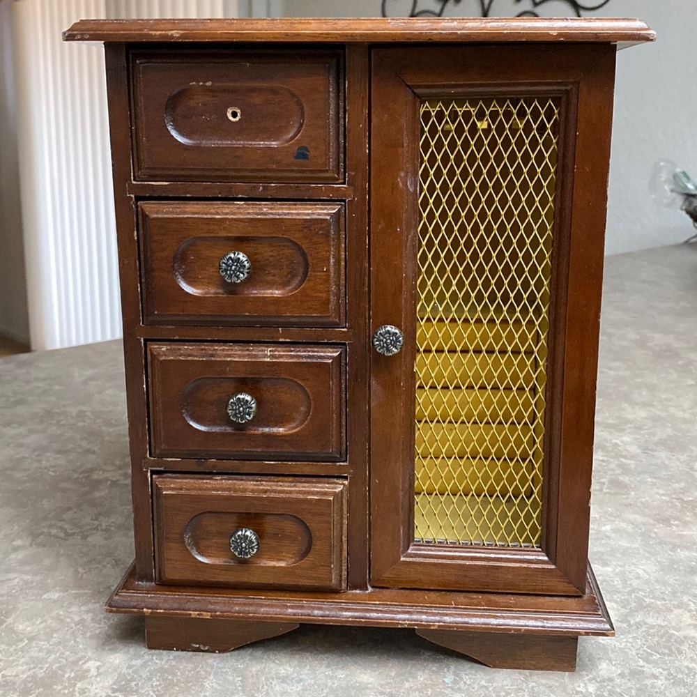 Wooden jewelry box